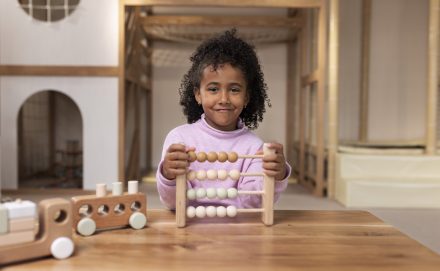 <?php bloginfo("name"); ?> - A importância de comprar brinquedos de madeira